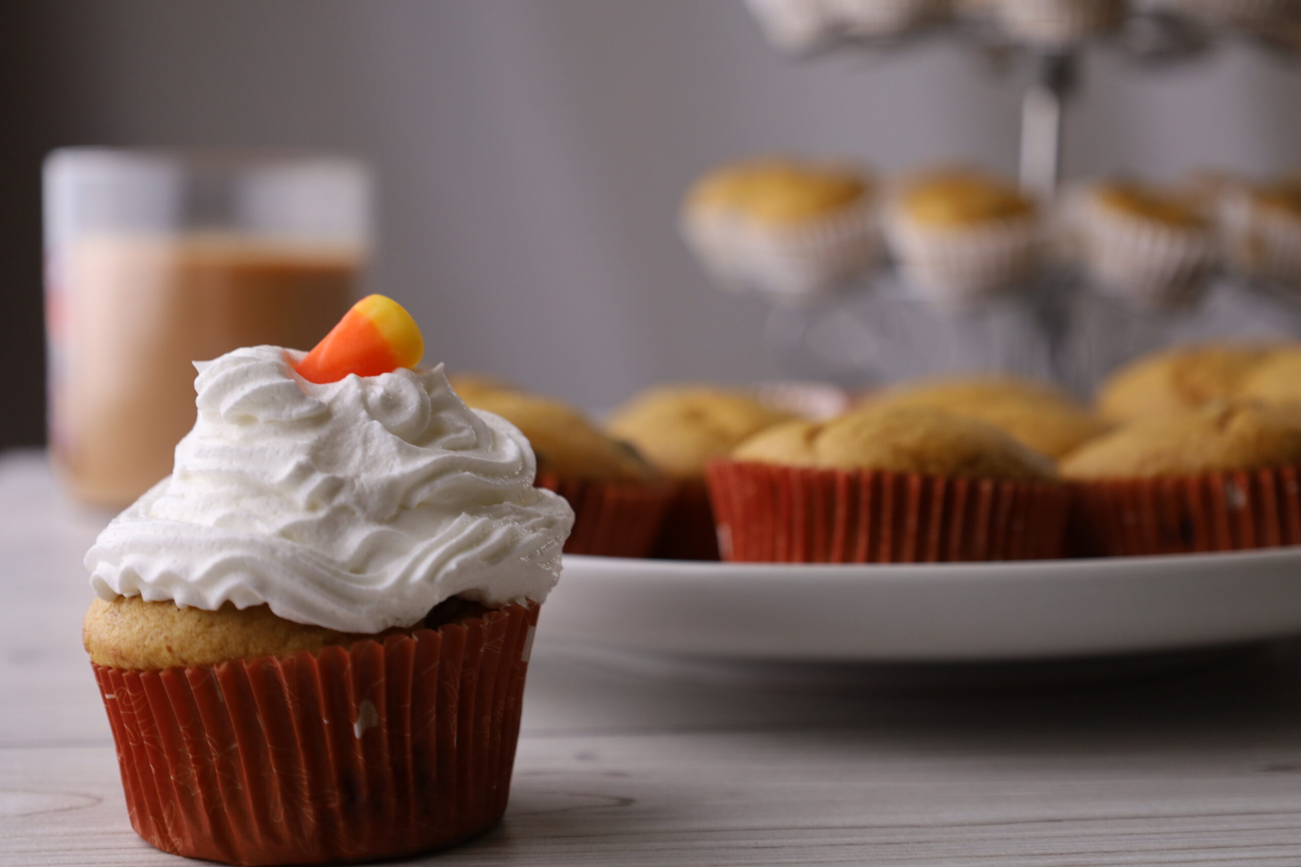 how-to-eat-a-cupcake-without-getting-messy