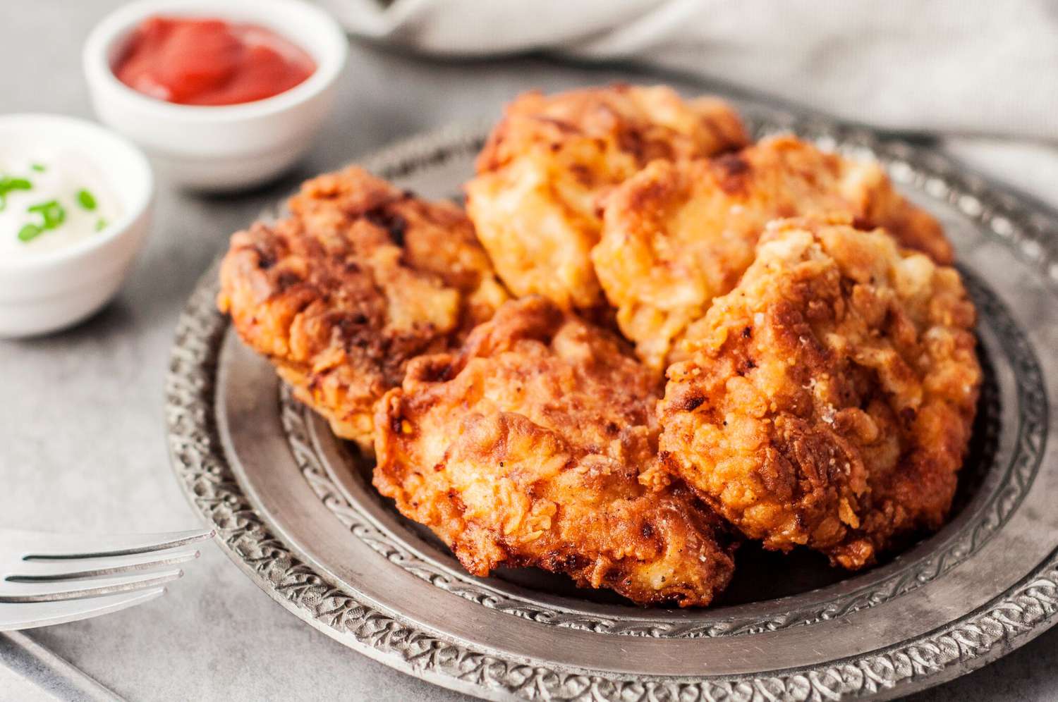 how-to-eat-a-fried-chicken-thigh