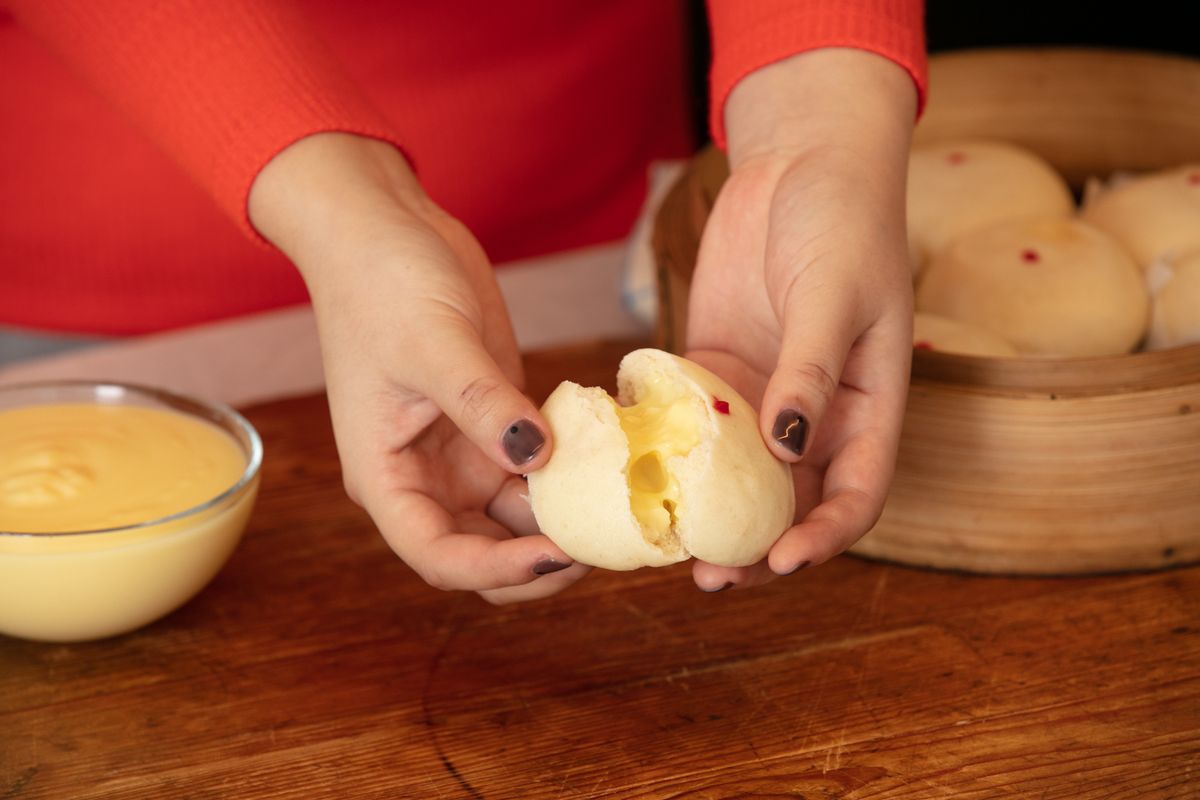 How To Eat A Frozen Custard Bun