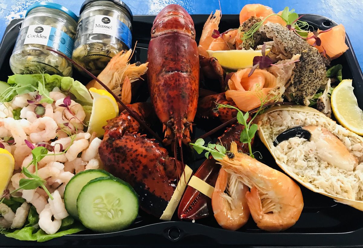 how-to-eat-a-lobster-platter