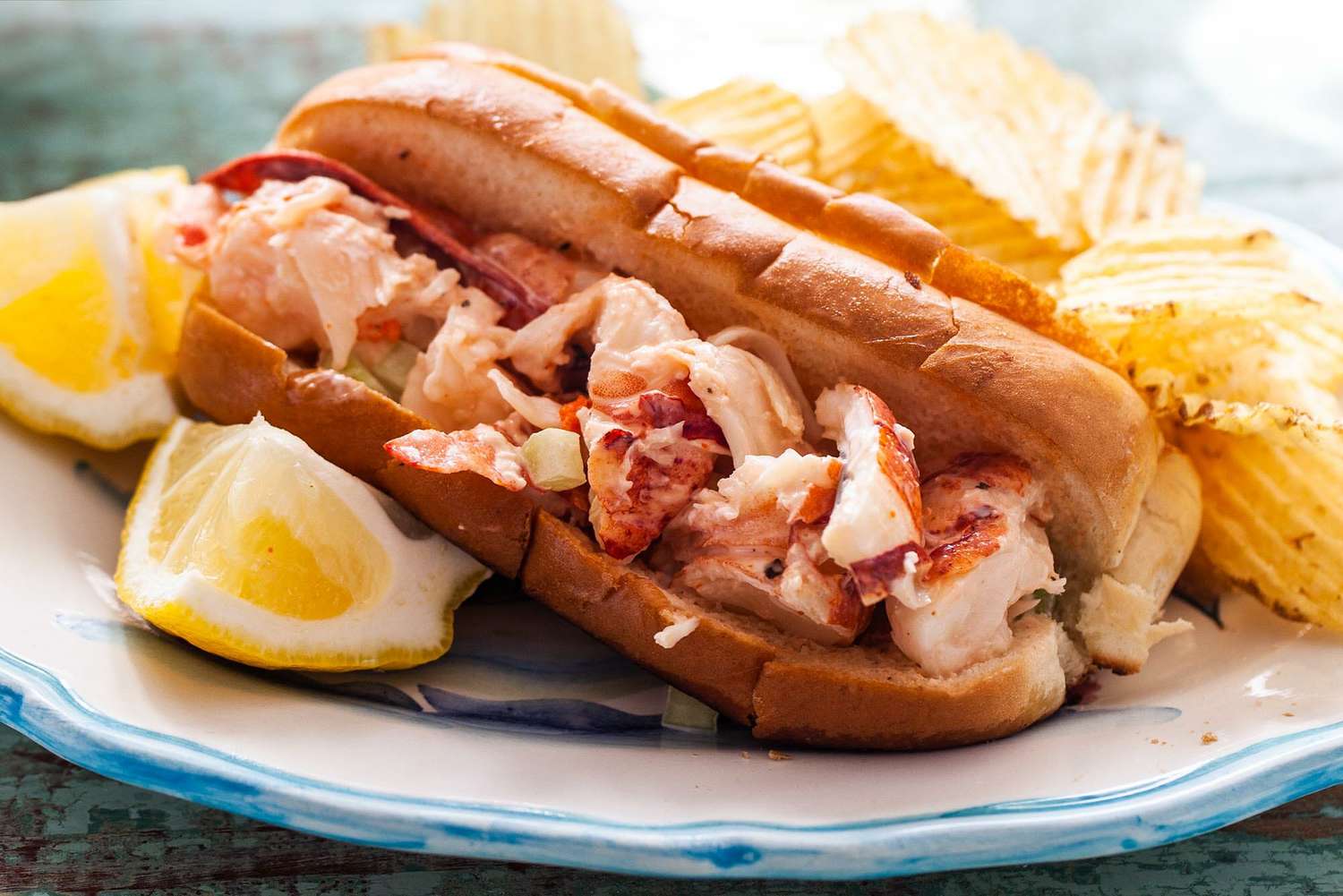 how to eat lobster roll