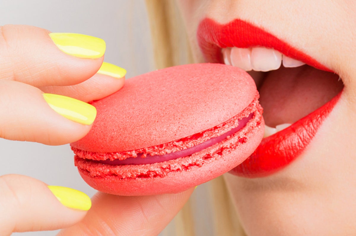 how-to-eat-a-macaron