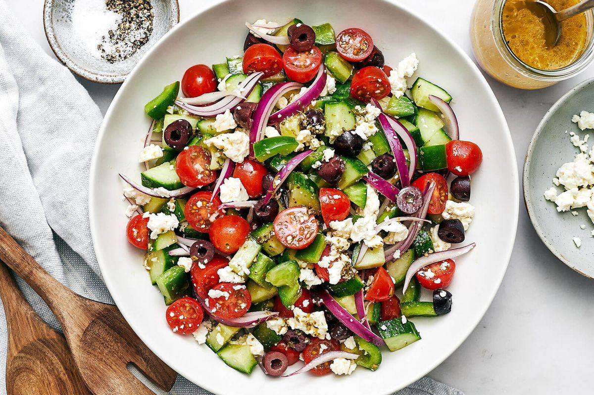 how-to-eat-a-mediterranean-salad