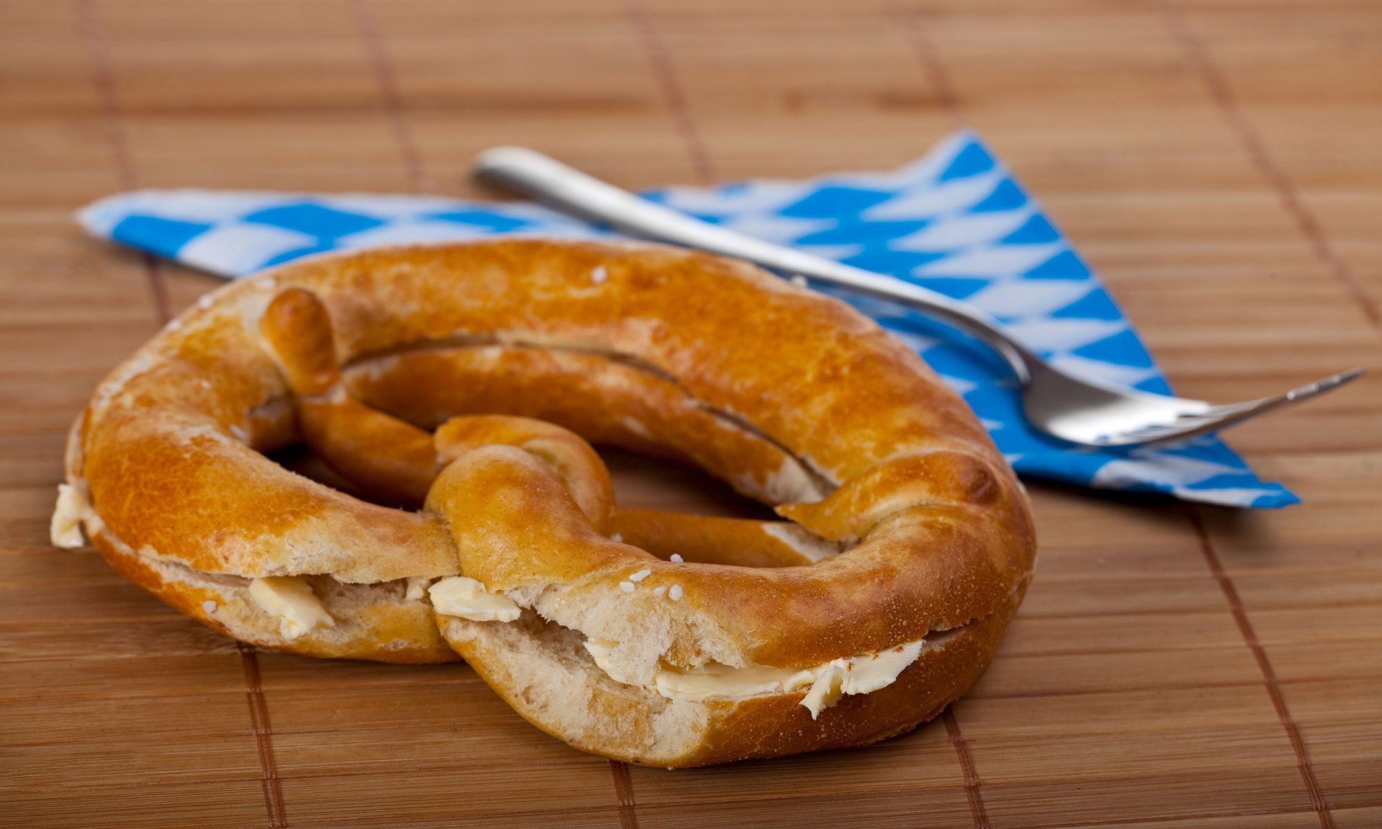 how-to-eat-a-pretzel