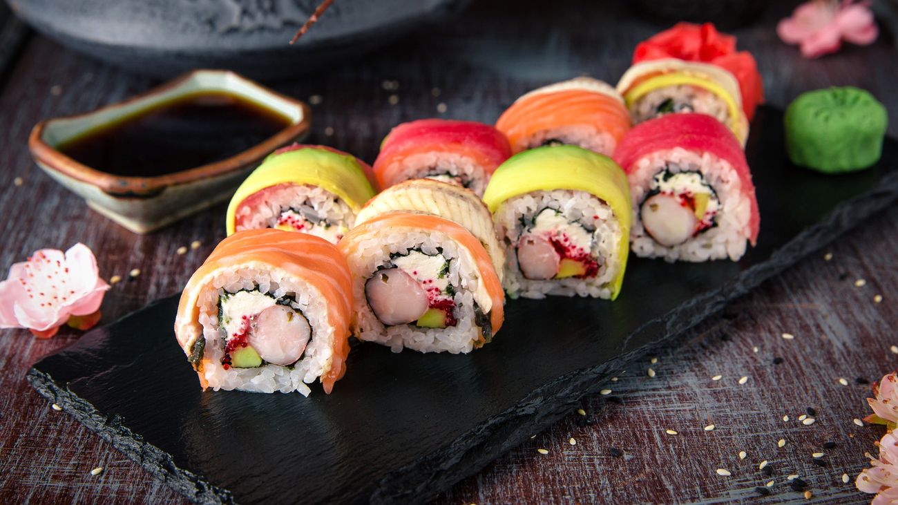 how-to-eat-a-rainbow-roll