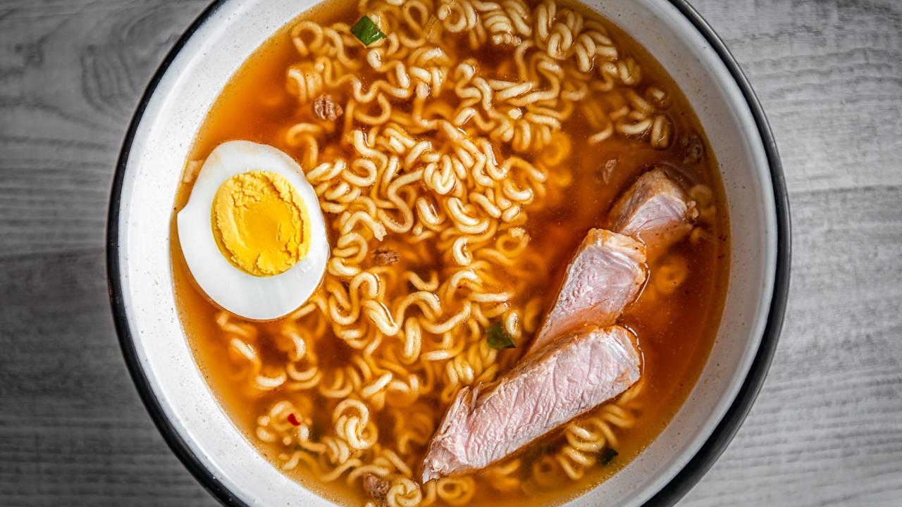 how-to-eat-a-ramen-bowl-with-egg