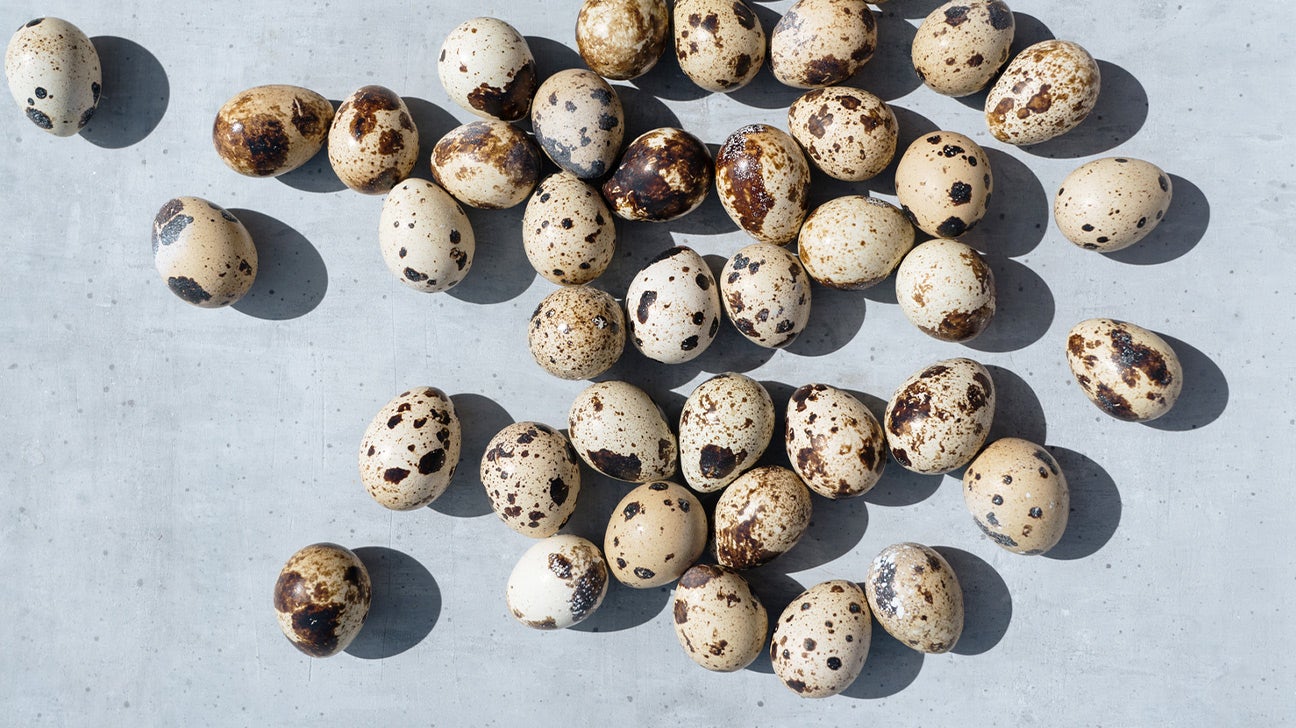 how-to-eat-a-raw-quail-egg