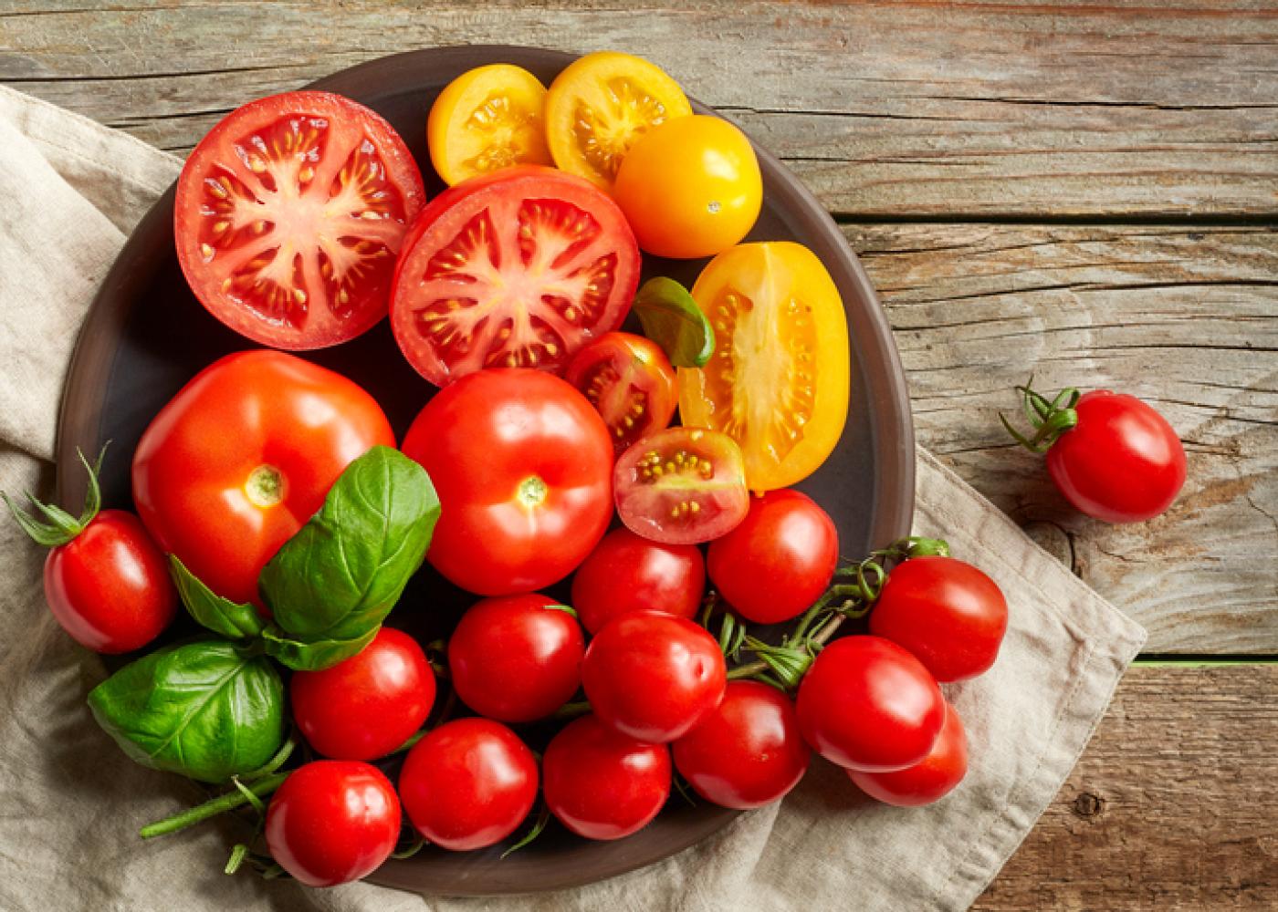 how-to-eat-a-raw-tomato