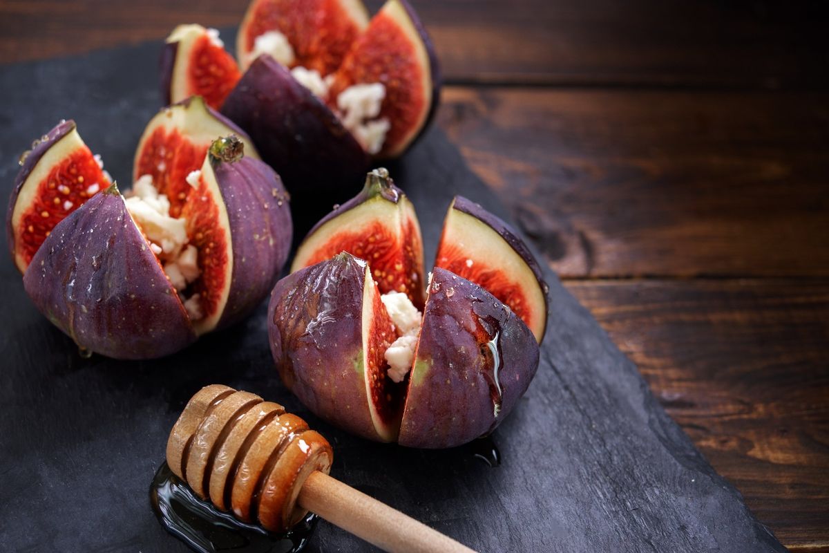 how-to-eat-a-ripe-fig