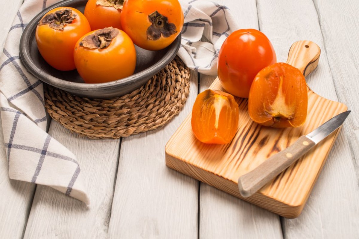 how-to-eat-a-ripe-persimmon