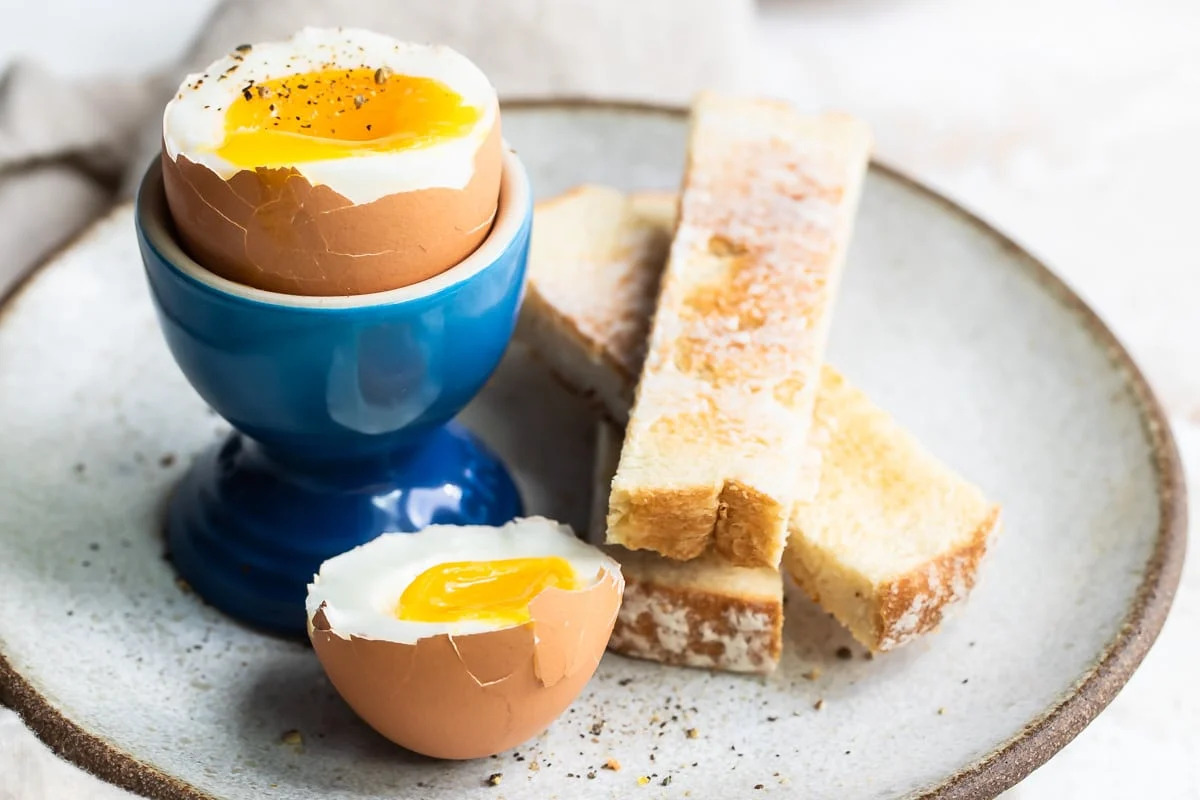 how-to-eat-a-soft-boiled-egg-in-a-cup