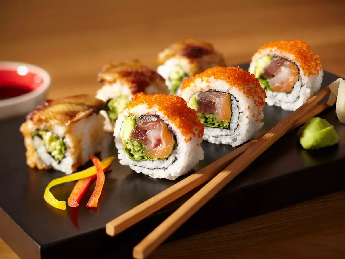 how-to-eat-a-sushi-roll