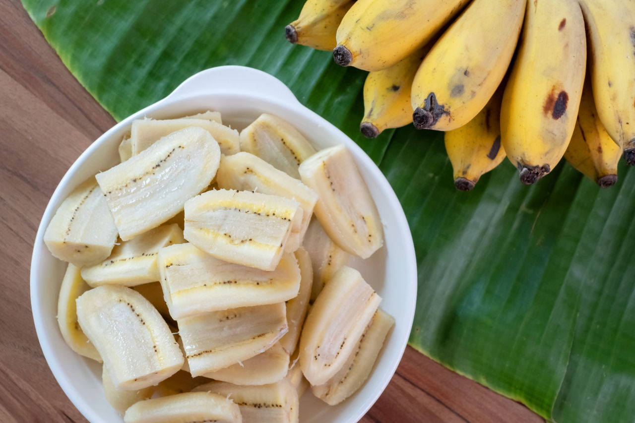 how-to-eat-a-thai-banana