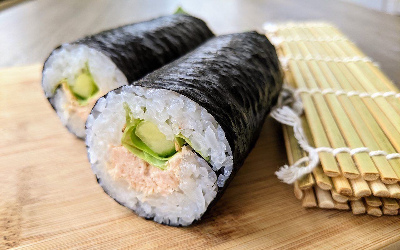 how-to-eat-a-tuna-hand-roll