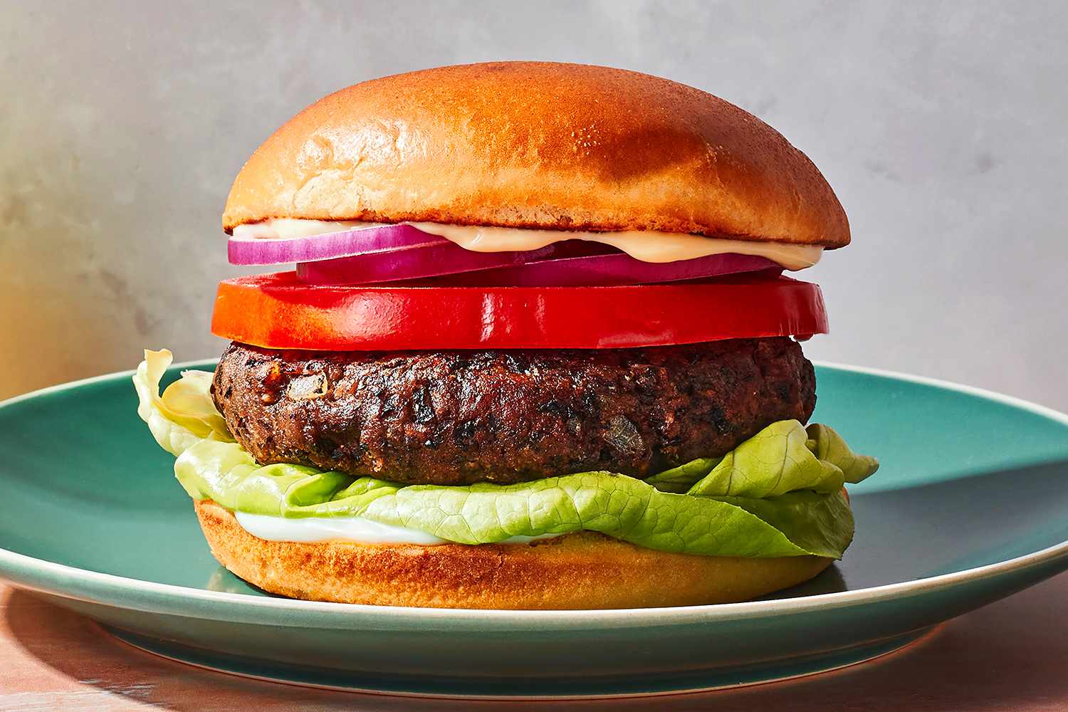 how-to-eat-a-vegan-hamburger