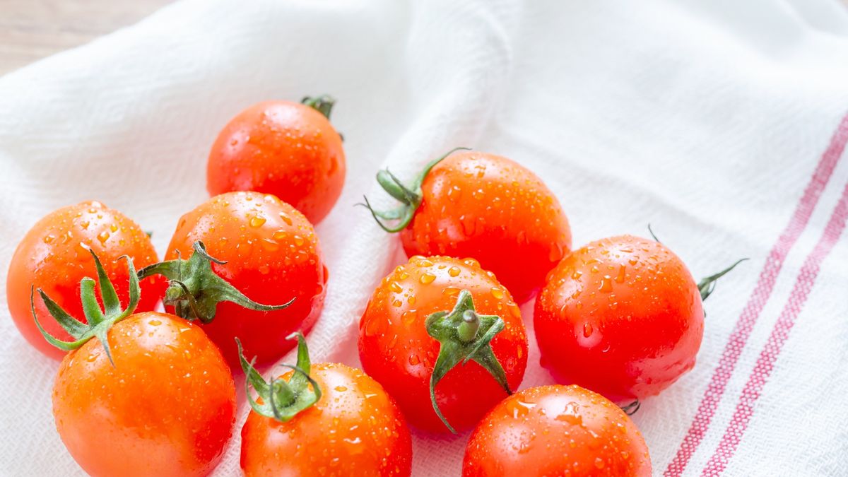 how-to-eat-a-whole-tomato