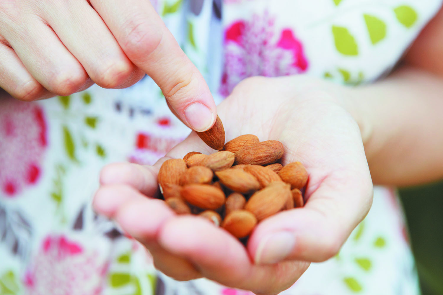 how-to-eat-almond-badam