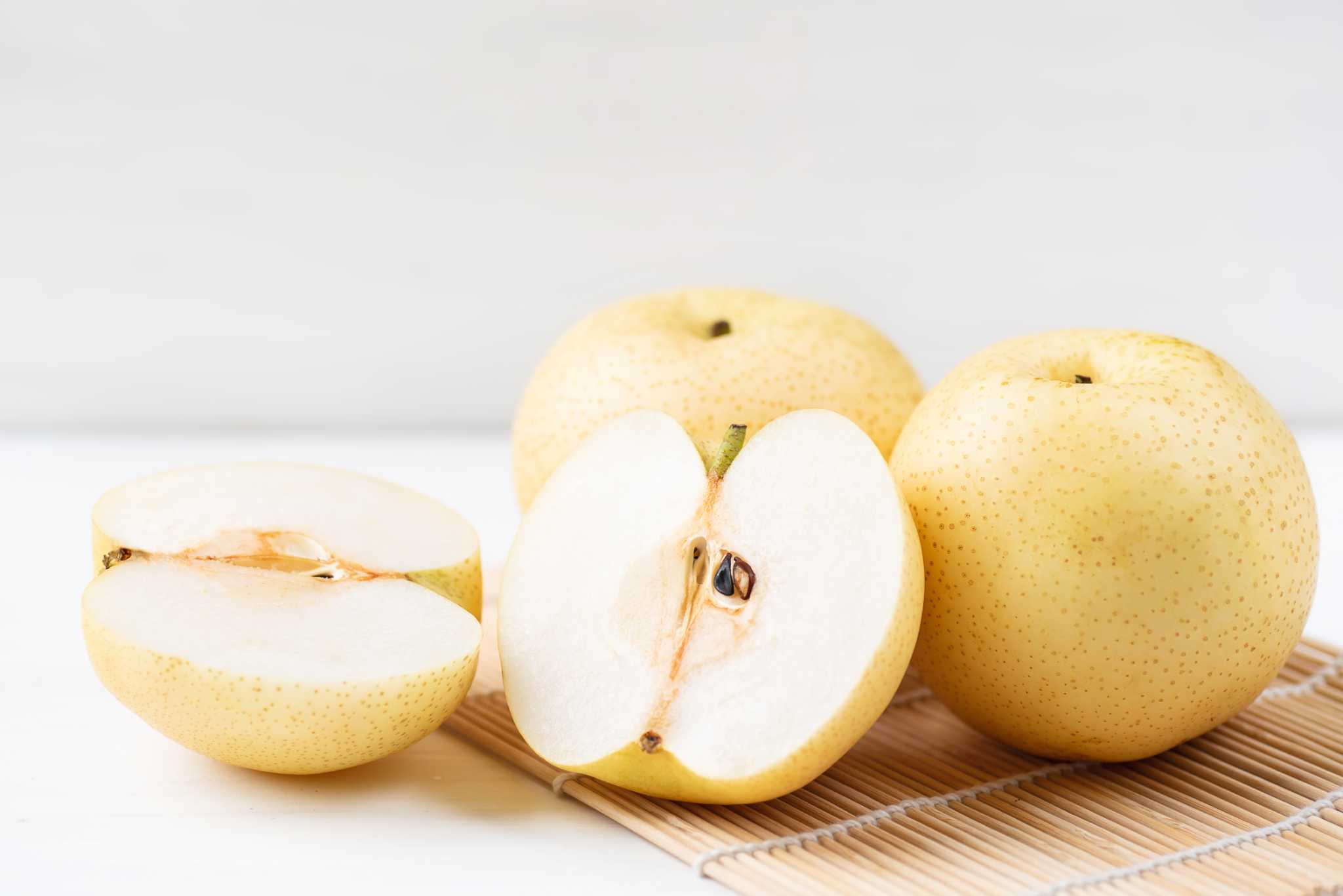 how-to-eat-an-apple-pear