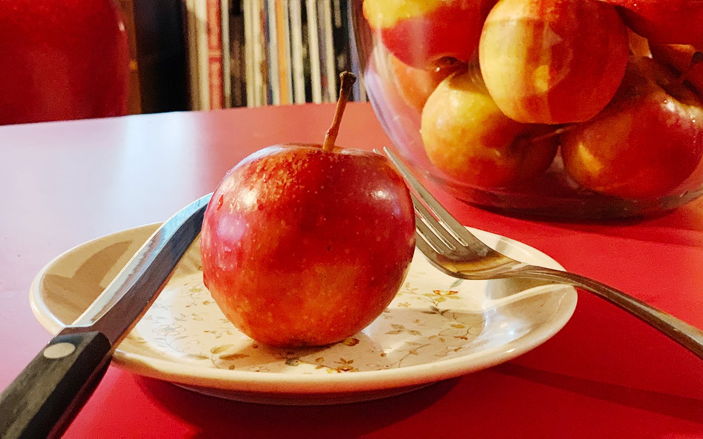 how-to-eat-an-apple-with-a-knife-and-fork