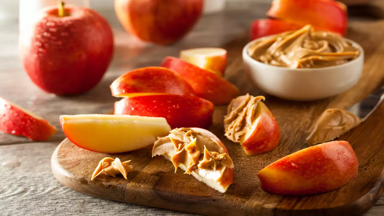 how-to-eat-an-apple-with-peanut-butter