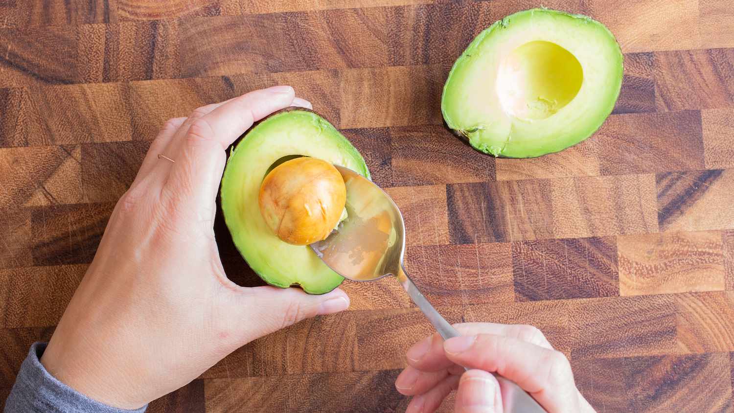 how-to-eat-an-avocado-pit