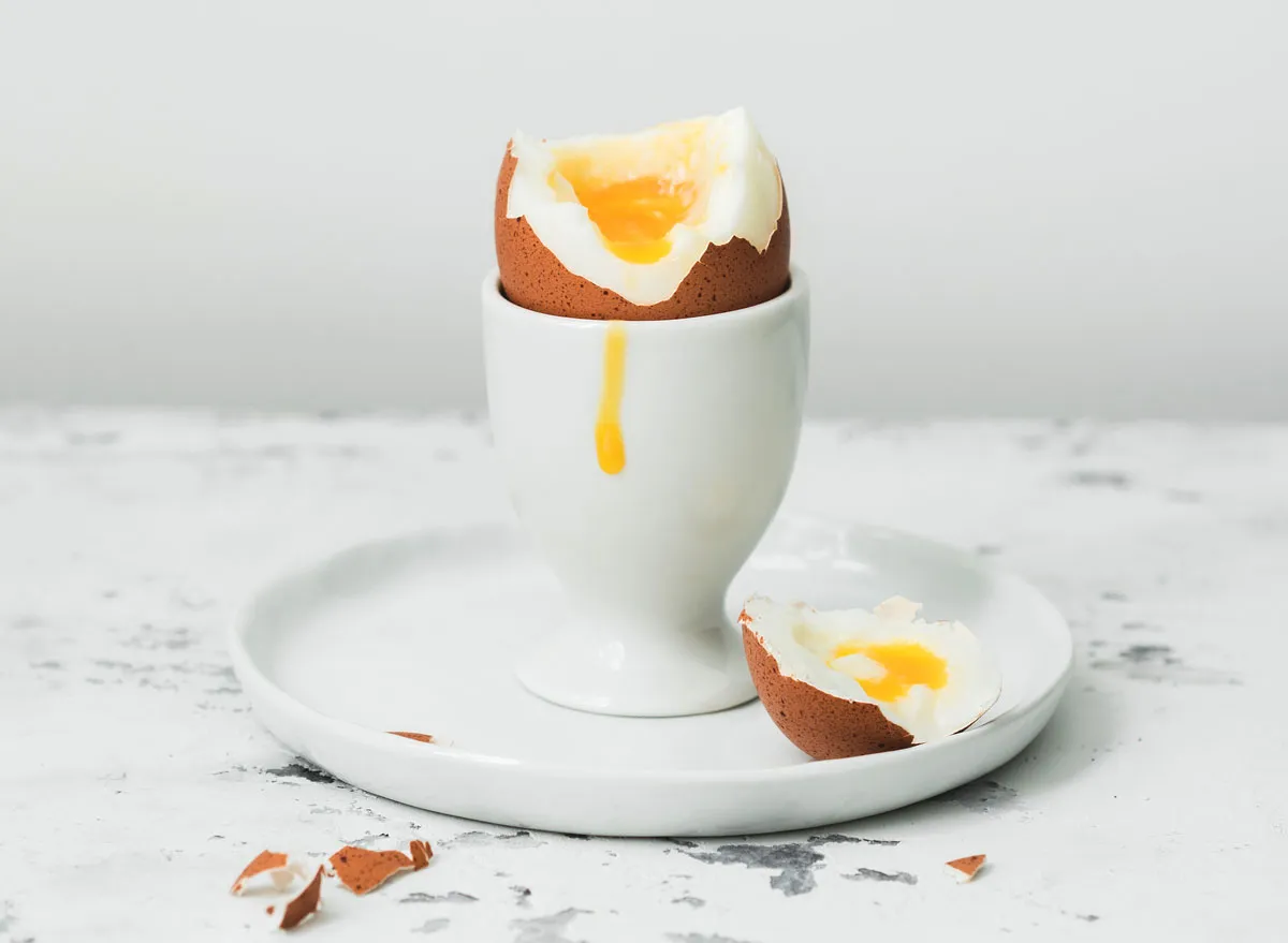 how-to-eat-an-egg-from-an-egg-cup