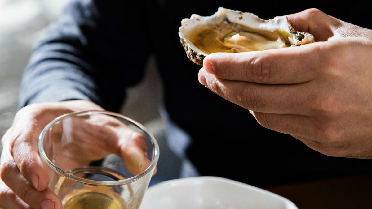 how-to-eat-an-oyster-shooter