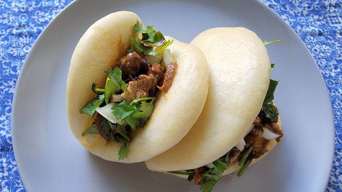 how-to-eat-asian-sticky-buns