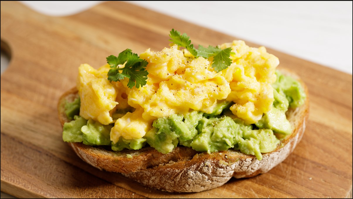 how-to-eat-avocado-with-scrambled-eggs