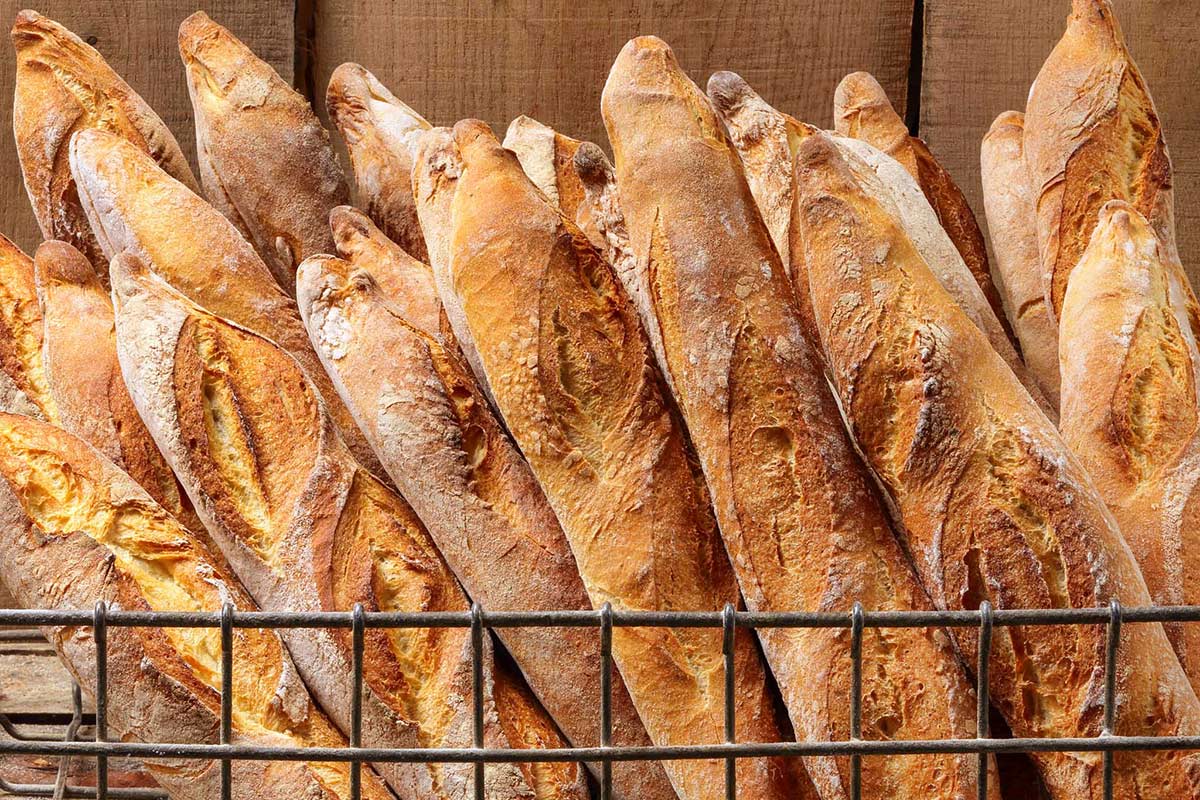 how-to-eat-baguette-in-france