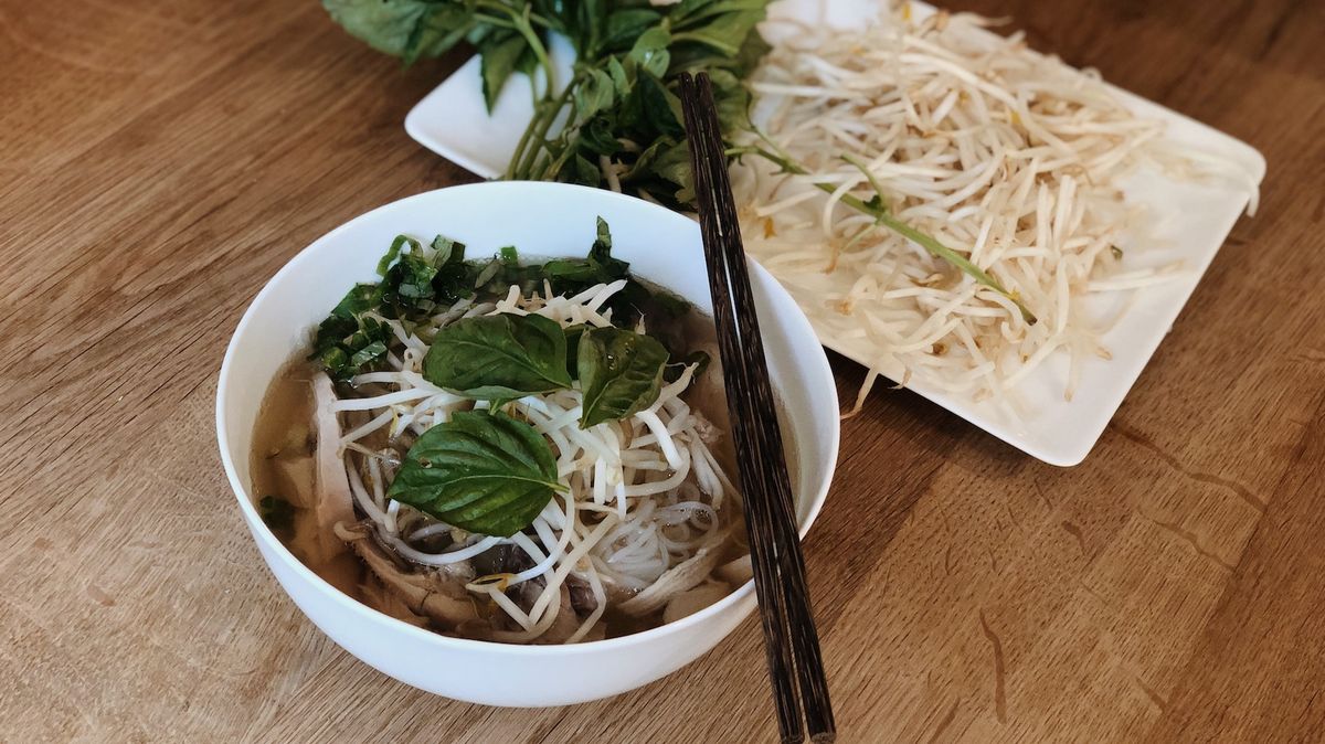 how-to-eat-bean-sprouts-with-pho