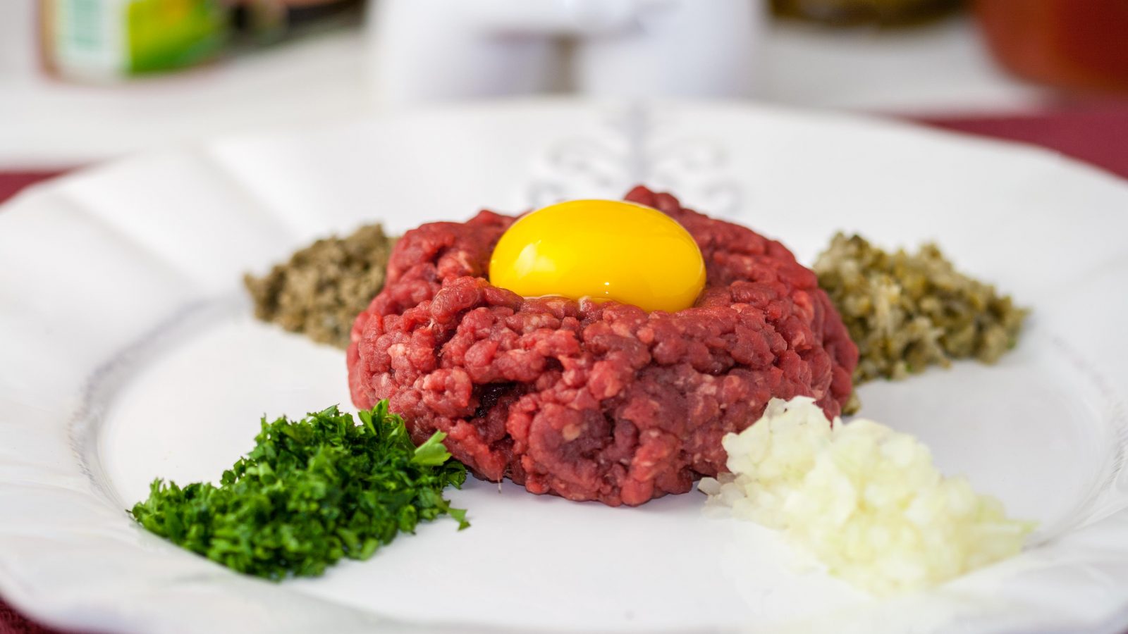 how-to-eat-beef-tartare-with-egg