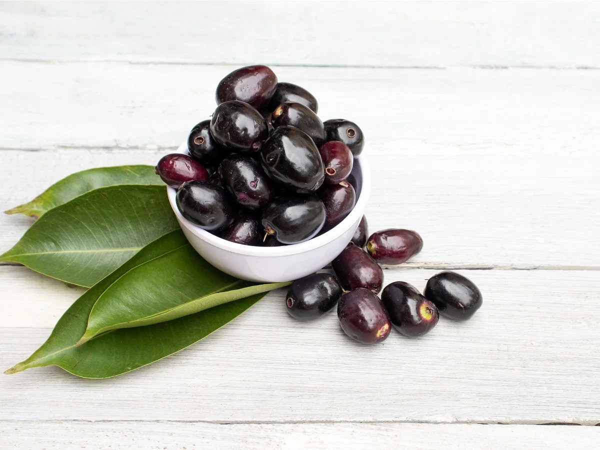 how-to-eat-black-plum-fruit