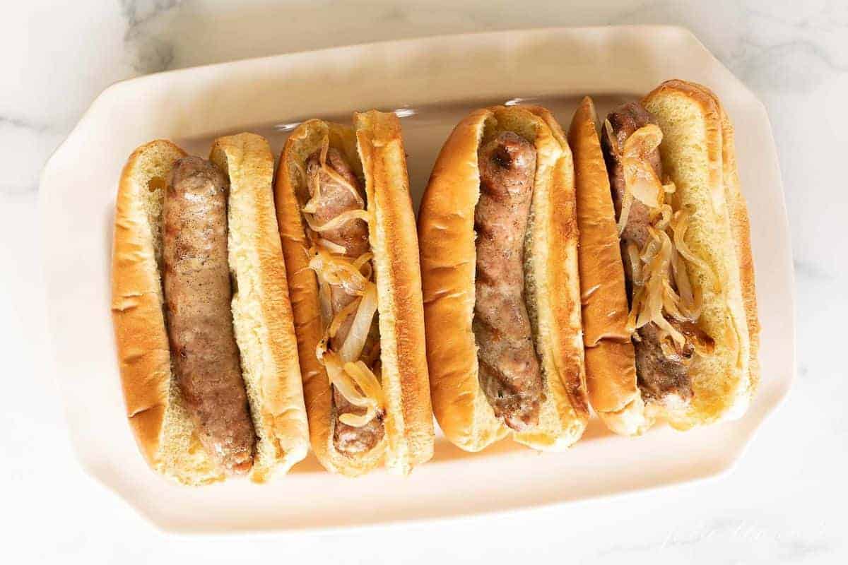 how-to-eat-bratwurst-with-a-roll