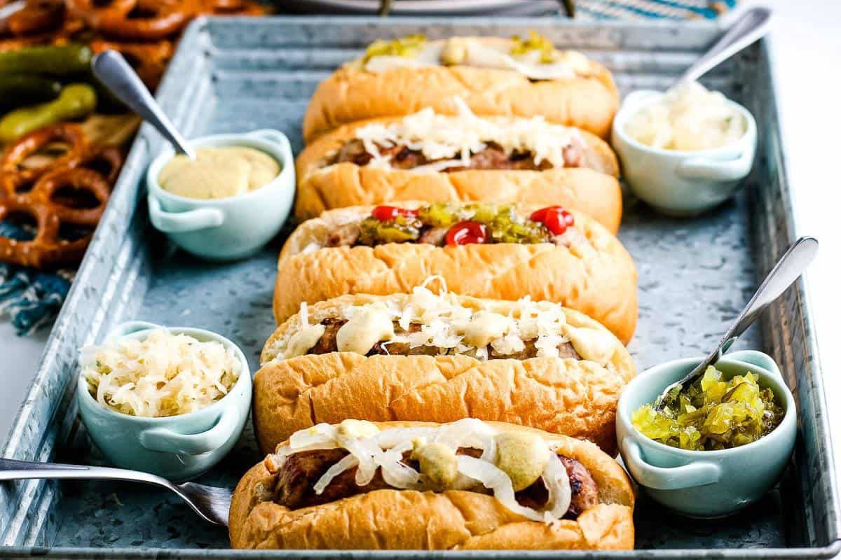 how-to-eat-bratwurst-with-condiments