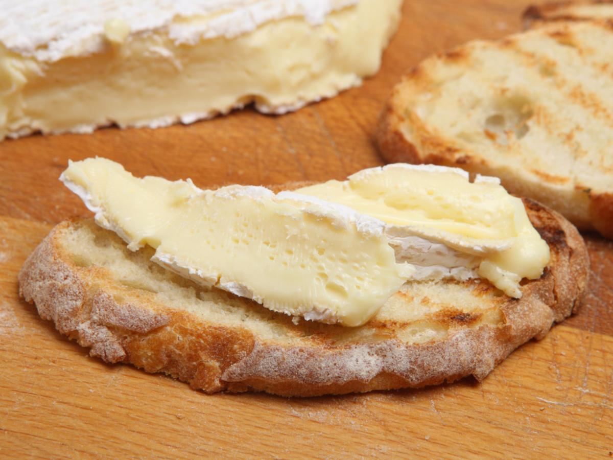 how-to-eat-brie-with-bread