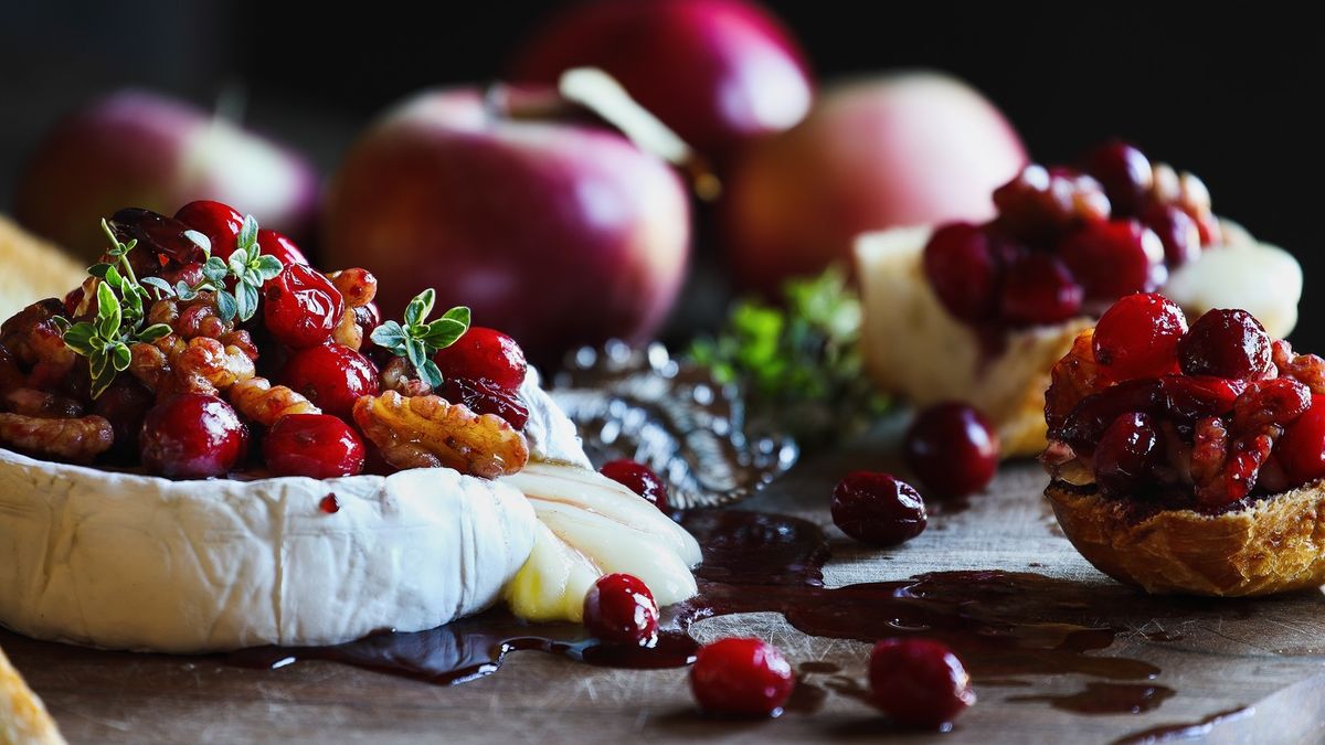 how-to-eat-brie-with-fruit