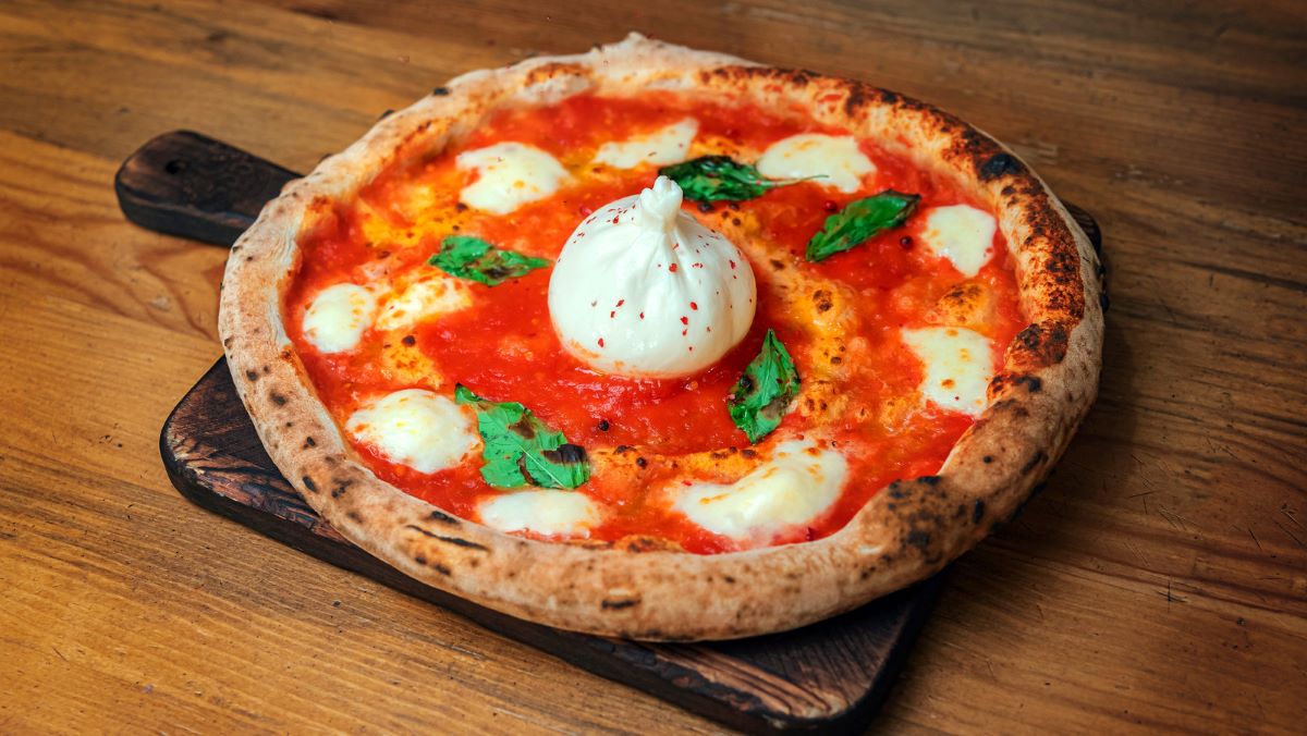 how-to-eat-burrata-mozzarella-on-pizza