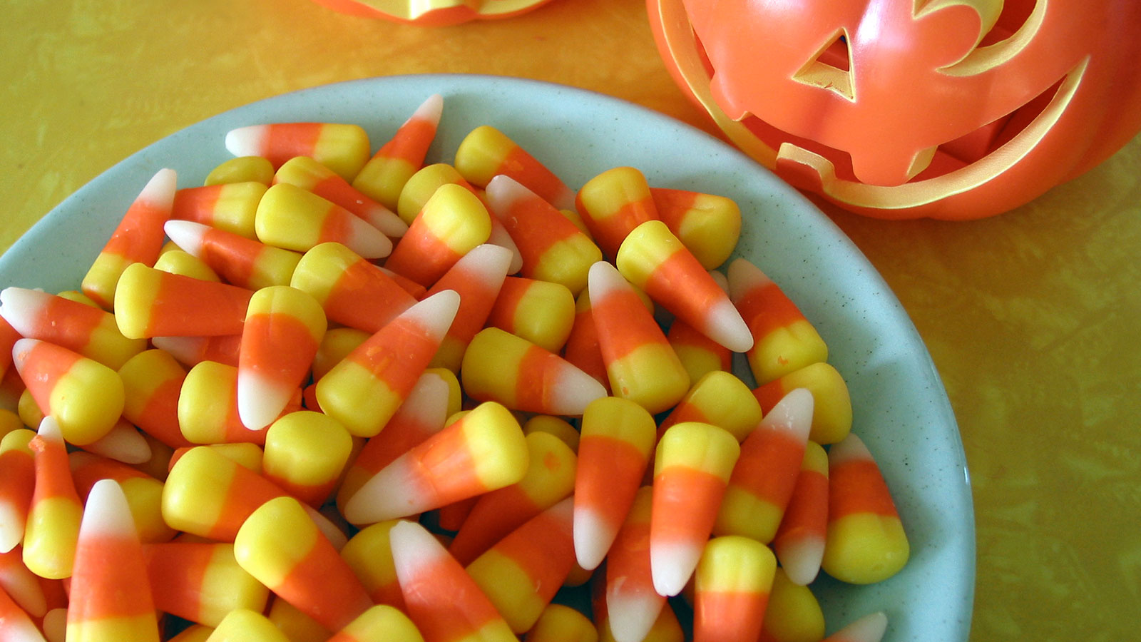 how-to-eat-candy-corn-the-right-way