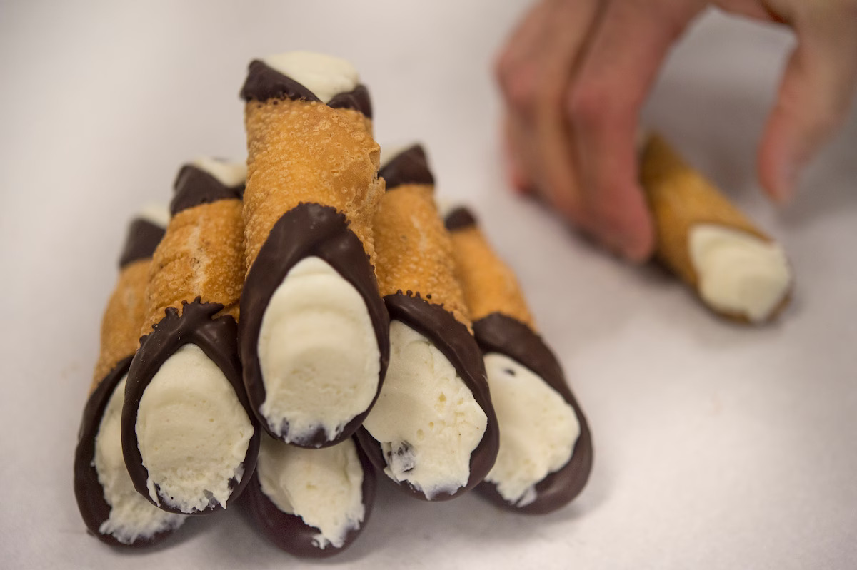 how-to-eat-cannoli