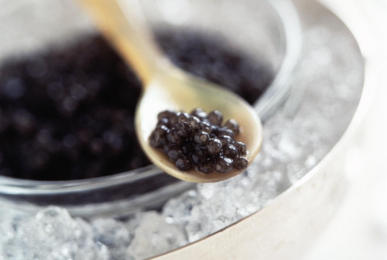 how-to-eat-caviar-correctly