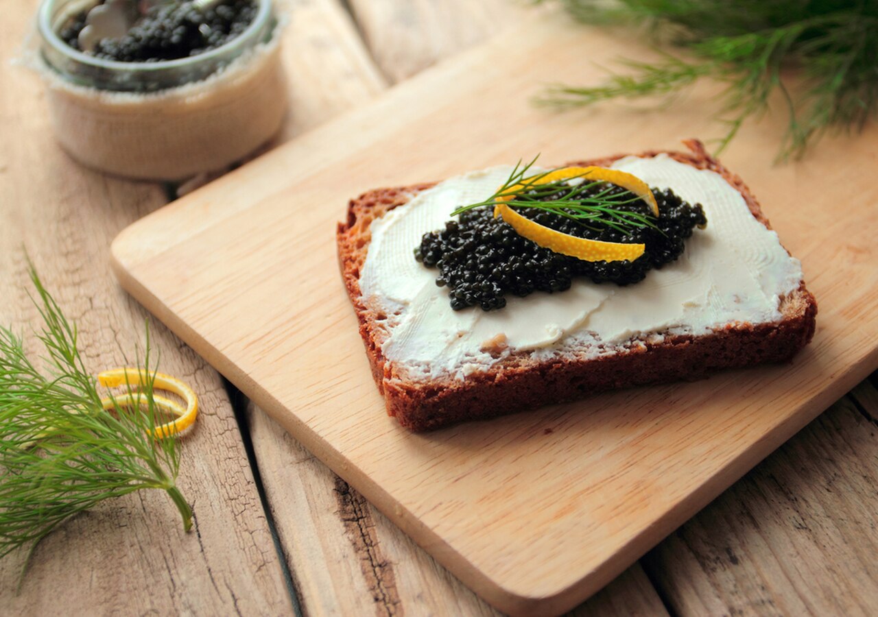 how-to-eat-caviar-with-bread