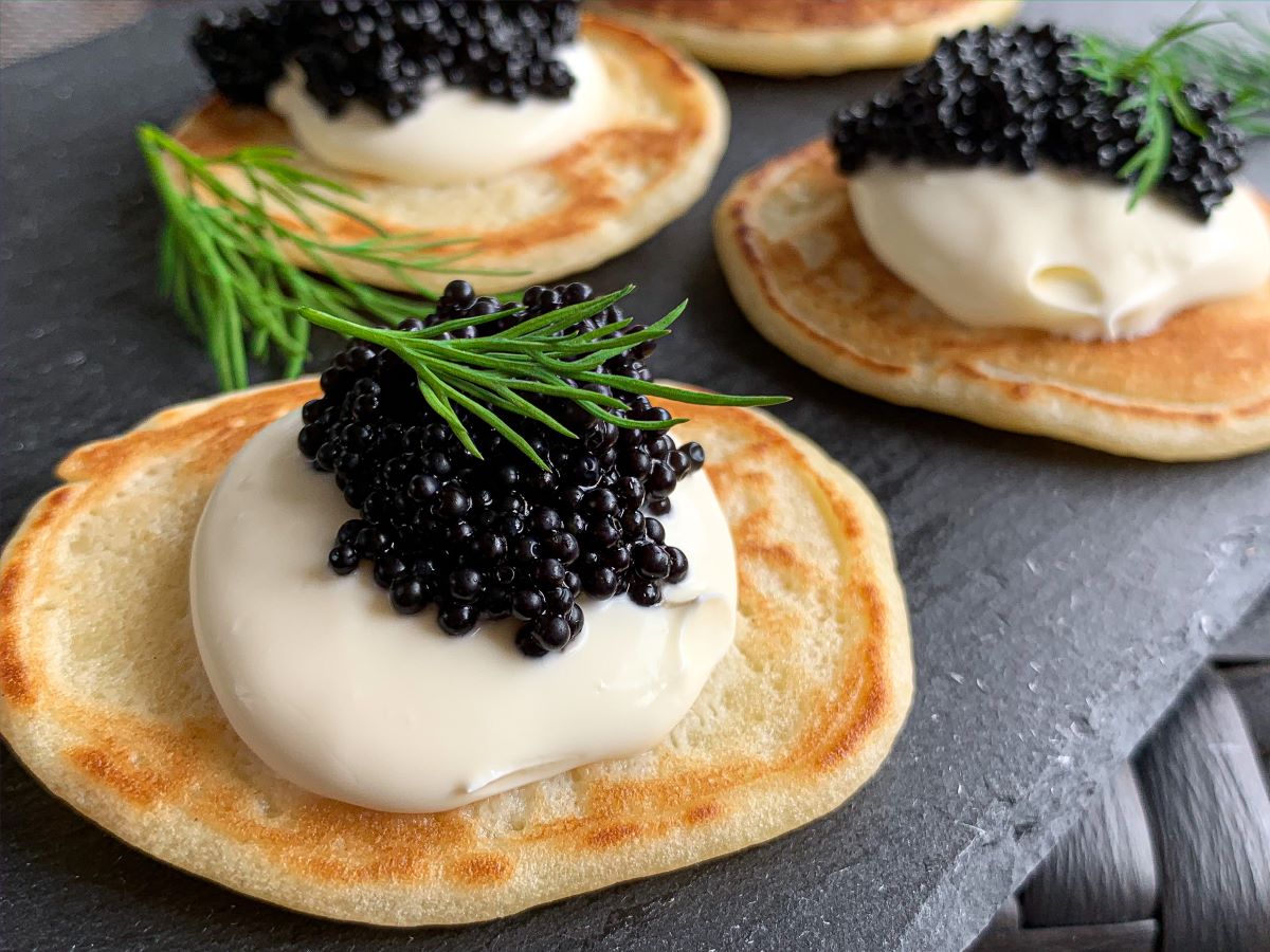 how-to-eat-caviar-with-creme-fraiche