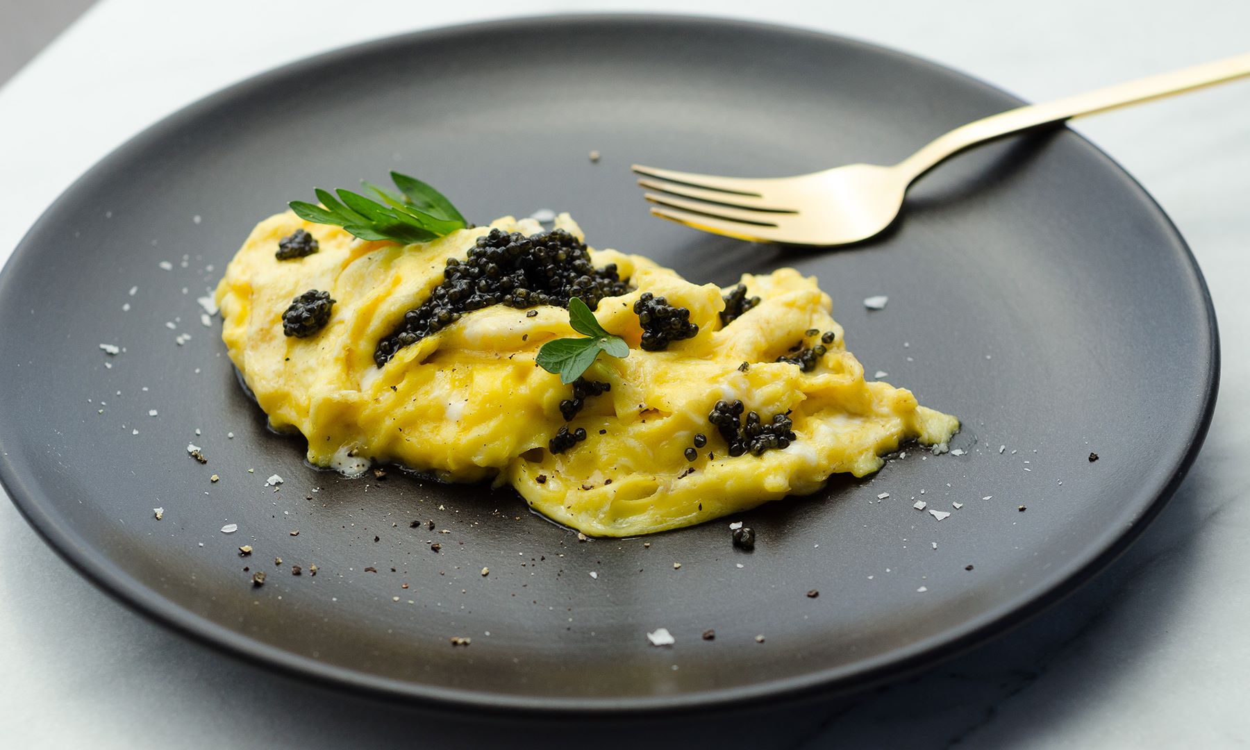 how-to-eat-caviar-with-eggs