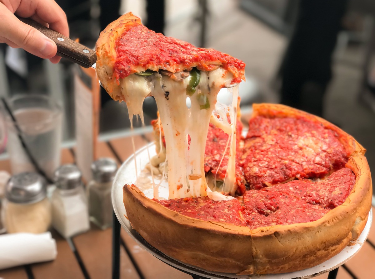 how-to-eat-chicago-style-pizza