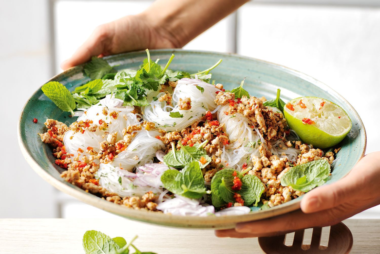 how-to-eat-chicken-larb