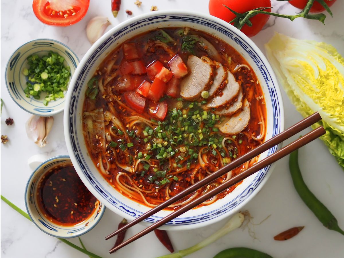 how-to-eat-chinese-noodle-soup-with-chopsticks