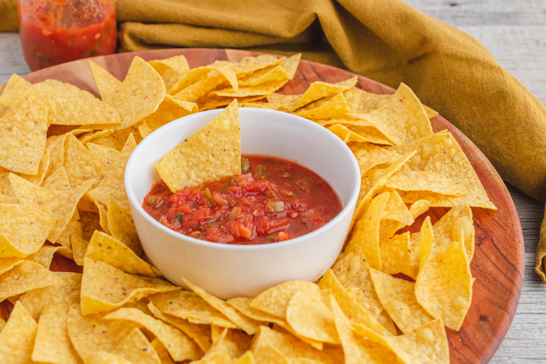 how-to-eat-chips-and-salsa