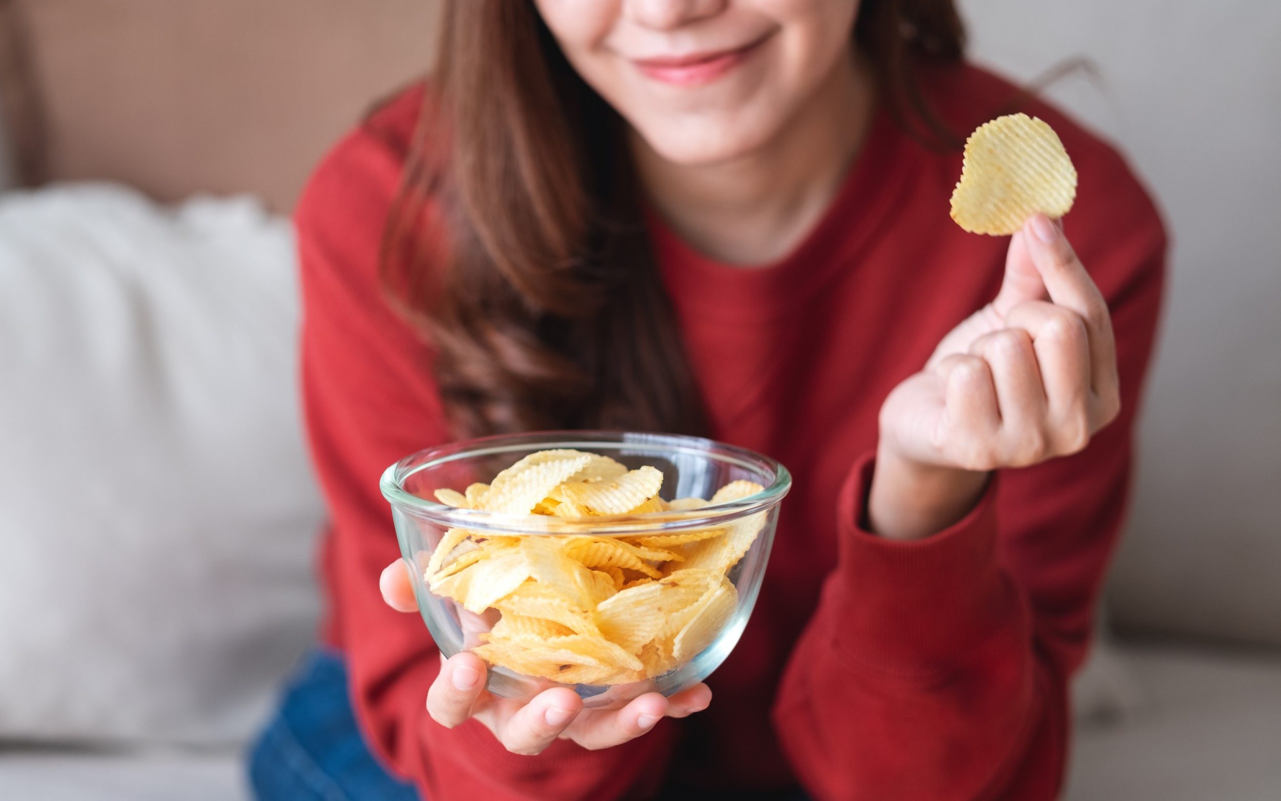 how-to-eat-chips-in-front-of-people