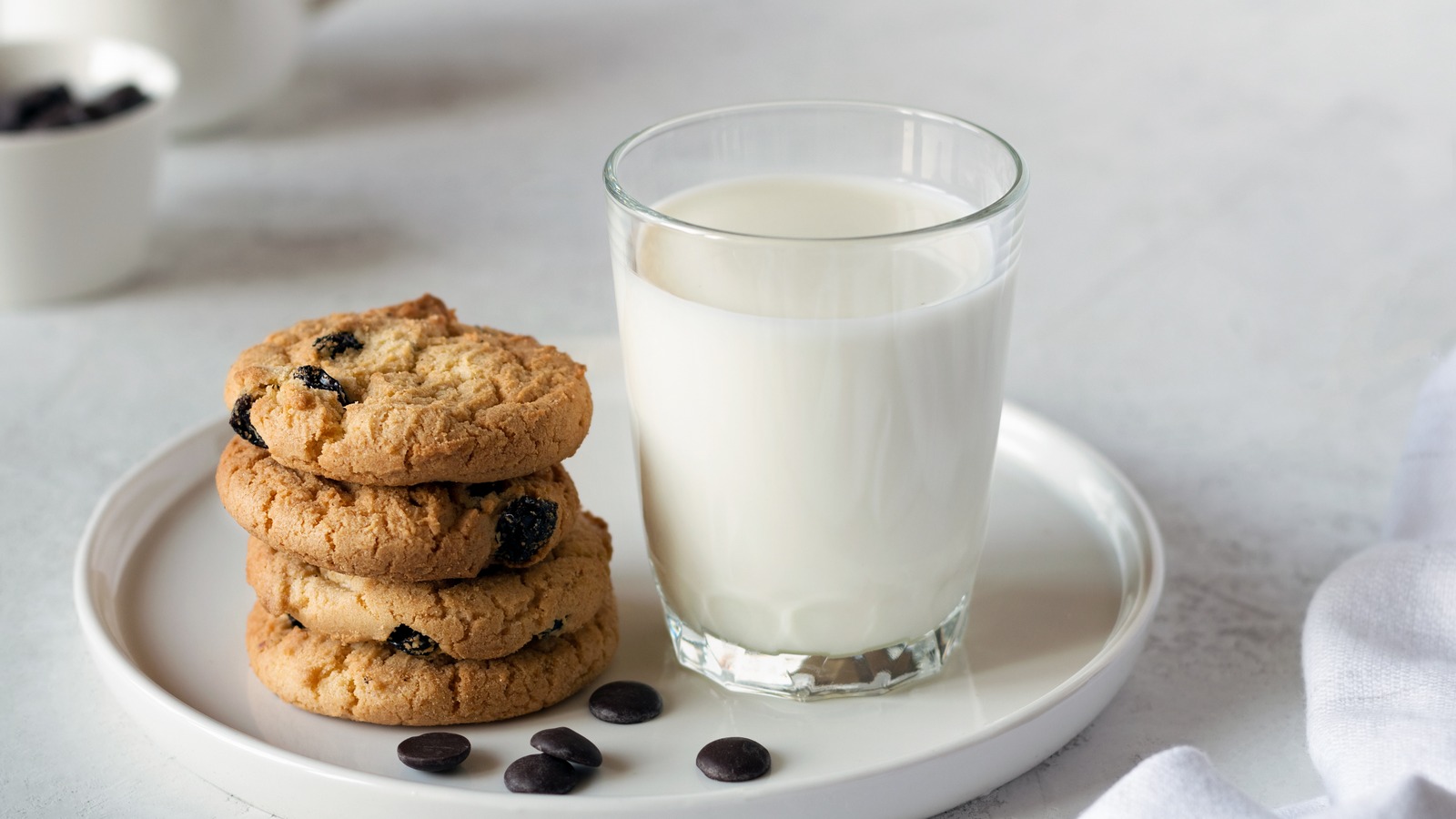how-to-eat-cookies-and-milk